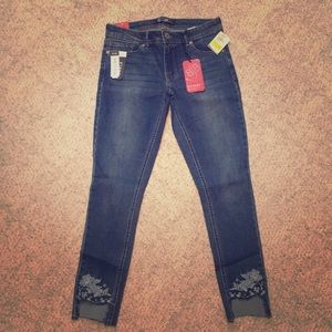 Size 5 boom boom jean capris. Never worn.